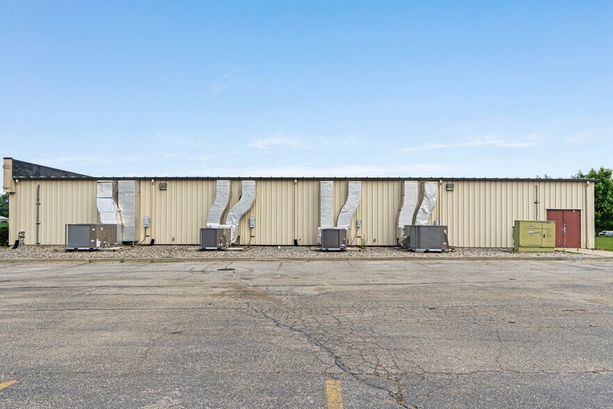 More Photos Of 8645 E Backwater Rd, North Webster Showroom For Lease