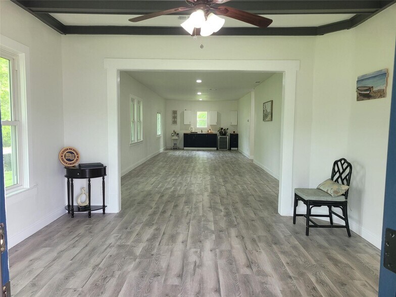 More Photos Of 802 E Broad St, Forney Office For Lease