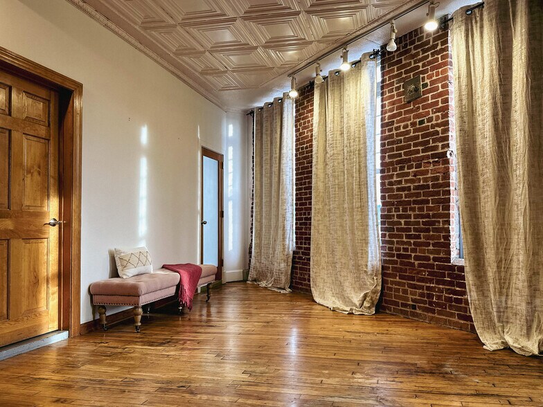 More Photos Of 23 Franklin St, Torrington Storefront Retail Office For Lease