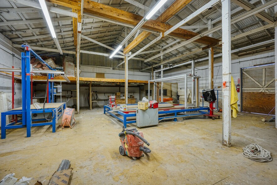 More Photos Of 1402 Hoefgen Ave, San Antonio Warehouse For Sale