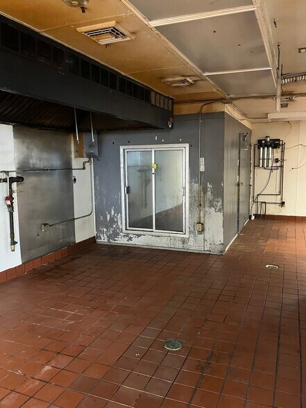More Photos Of 124 N Chicago Ave, South Milwaukee Restaurant For Sale