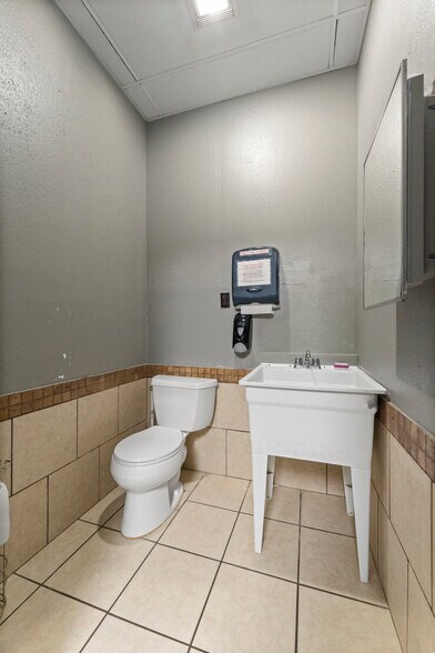 More Photos Of 9585 Braun Rd, San Antonio Storefront Retail Office For Sale