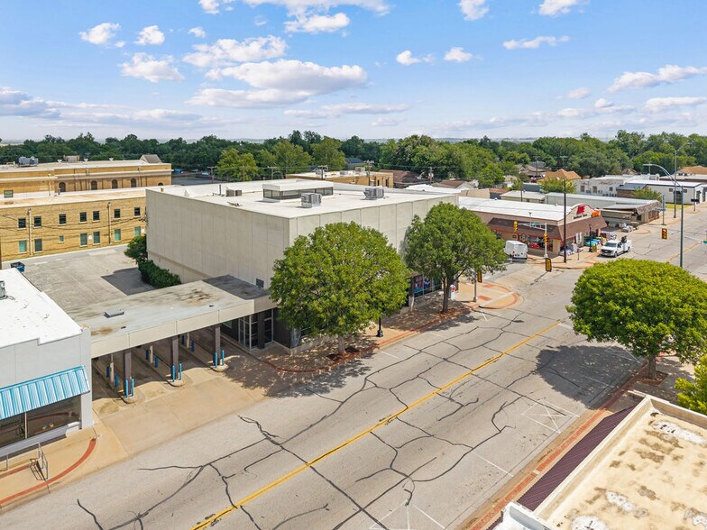 More Photos Of 317 E 3rd St, Burkburnett Bank For Sale