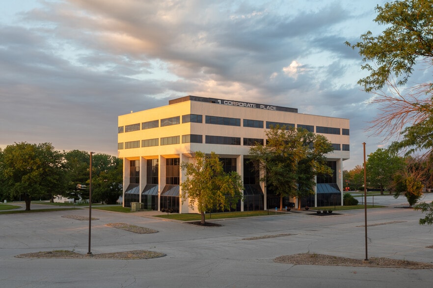 More Photos Of 1501 42nd St, West Des Moines Office For Lease