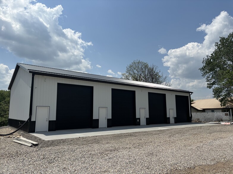 More Photos Of 909 Roosevelt blvd, Eleanor Light Distribution For Lease