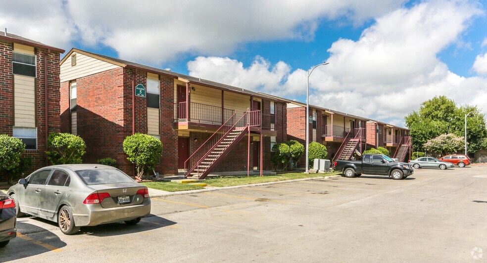 More Photos Of 535 W Hutchins Pl, San Antonio Apartments For Sale