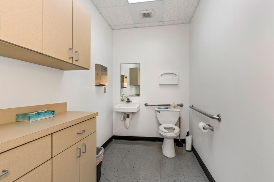 More Photos Of 7641 66th St N, Pinellas Park Medical For Sale