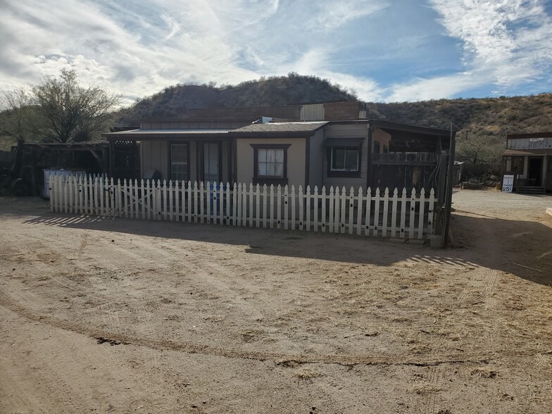 More Photos Of 331 W Rockspring Ln, Benson Movie Radio TVStudio For Sale