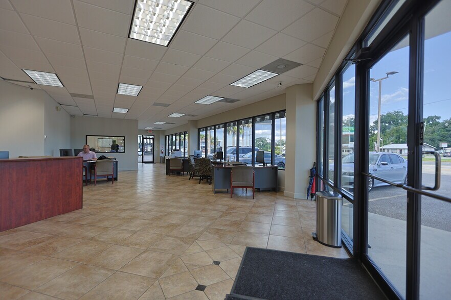 More Photos Of 705 N New Warrington Rd, Pensacola Auto Repair For Lease