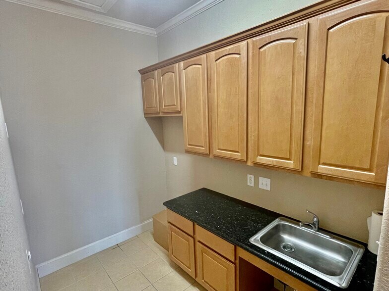 More Photos Of 1808 Snake River Rd, Katy Medical For Sale