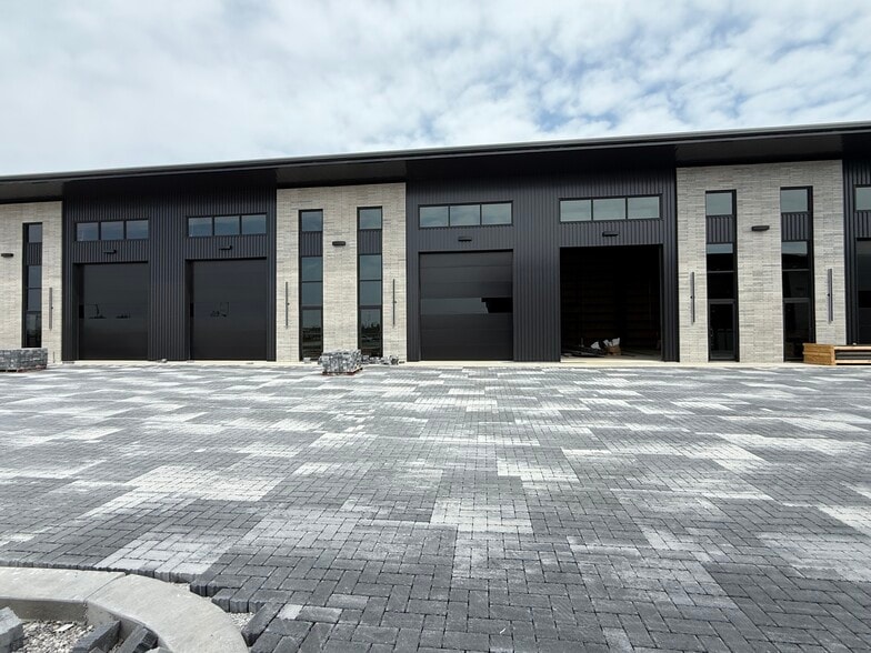 More Photos Of 2105 S 31st St, Rogers Showroom For Sale