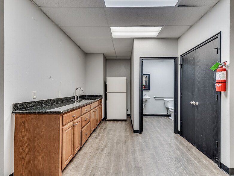 More Photos Of 17311 NE 23rd St, Choctaw Office For Sale