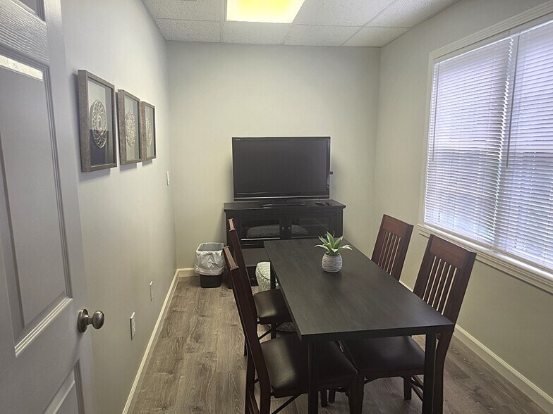 More Photos Of 190 Westbrook Rd, Essex Office For Sale