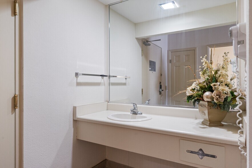 More Photos Of 1530 Cleveland Rd, Sandusky Hotel For Sale