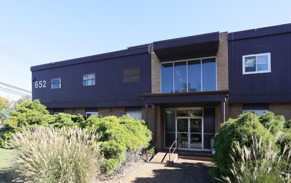 More Photos Of 652 Suffolk Ave, Brentwood Office For Sale