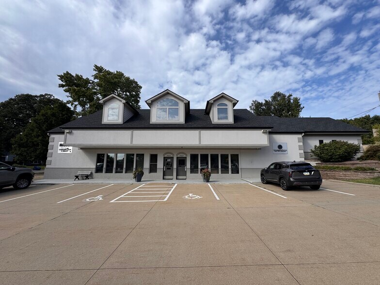 Primary Photo Of 5907 Grand Ave, Des Moines Office For Lease