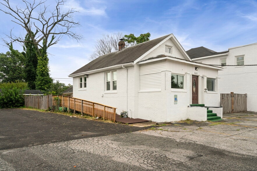 More Photos Of 4928 Marlboro Pike, Capitol Heights General Retail For Lease