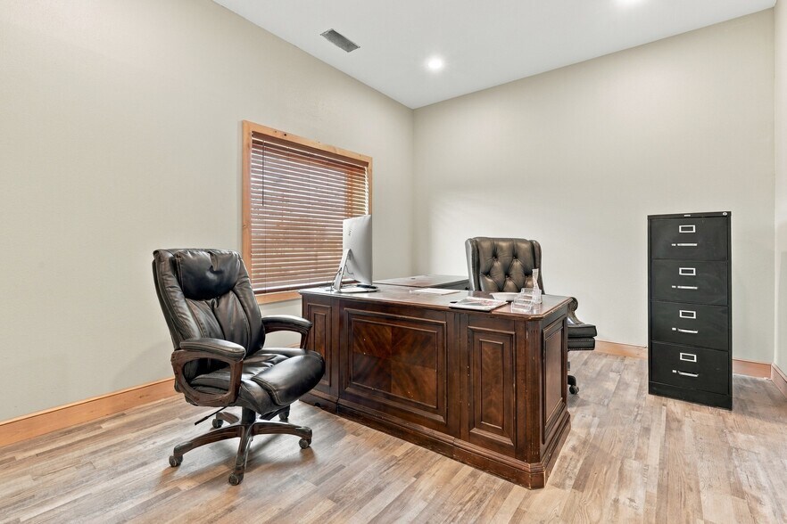 More Photos Of 1801 13th St, Levelland Light Distribution For Sale