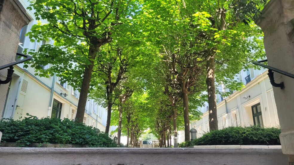 More Photos Of 11 Rue Chateaubriand, Paris Office For Sale