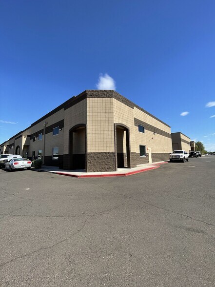 More Photos Of 2010 W Parkside Ln, Phoenix Warehouse For Lease