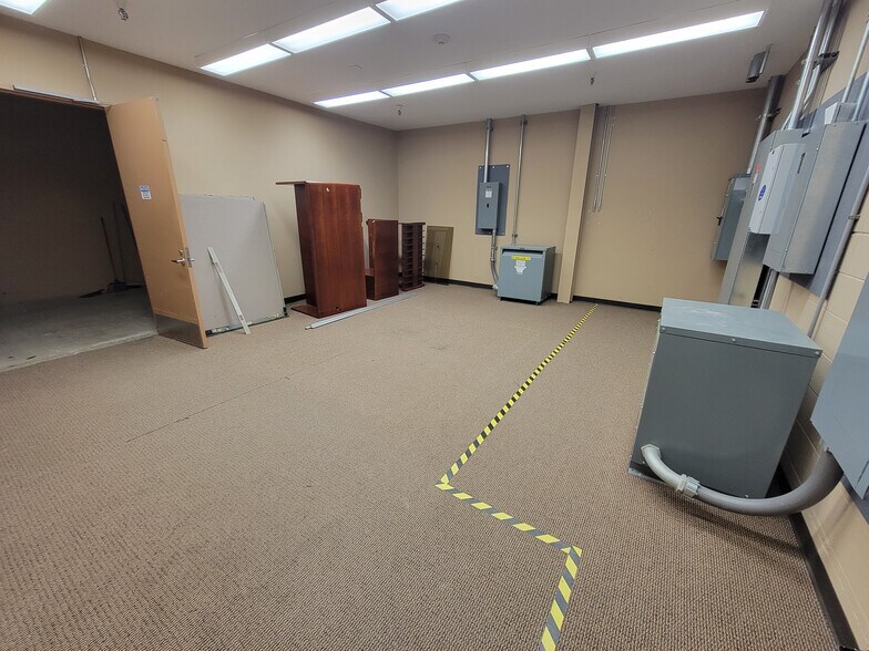 More Photos Of 2101 W 41st St, Sioux Falls General Retail For Lease