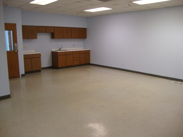 More Photos Of 1277 Naperville Dr, Romeoville Warehouse For Lease