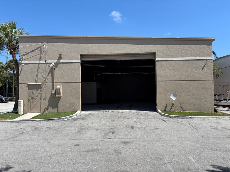 More Photos Of 3464 SW 15th St, Deerfield Beach Warehouse For Lease