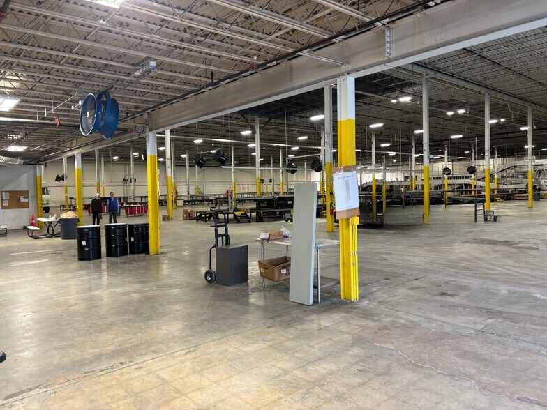More Photos Of 40 Fordham Rd, Wilmington Distribution For Lease