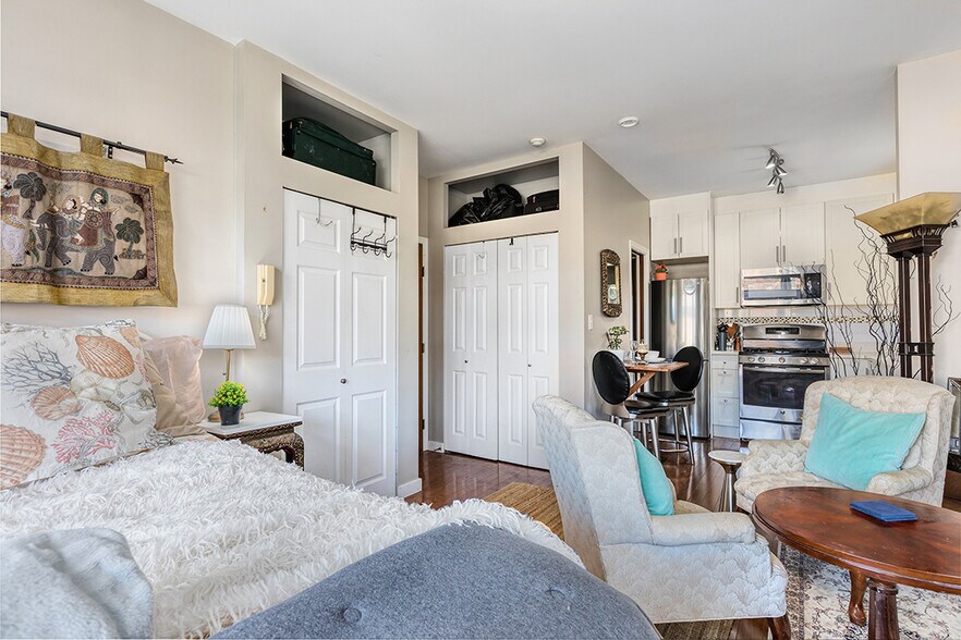 More Photos Of 2814 3rd Av W, Vancouver Hospitality For Sale