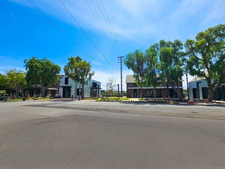 More Photos Of 80-250 E High St, Moorpark Restaurant For Lease