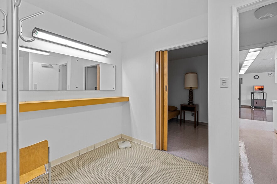 More Photos Of 501 N Olympic Ave, Arlington Bank For Lease