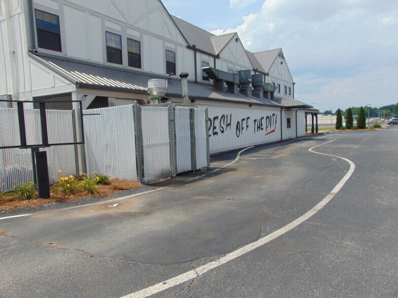 More Photos Of 400 Avalon Ave, Muscle Shoals Restaurant For Sale