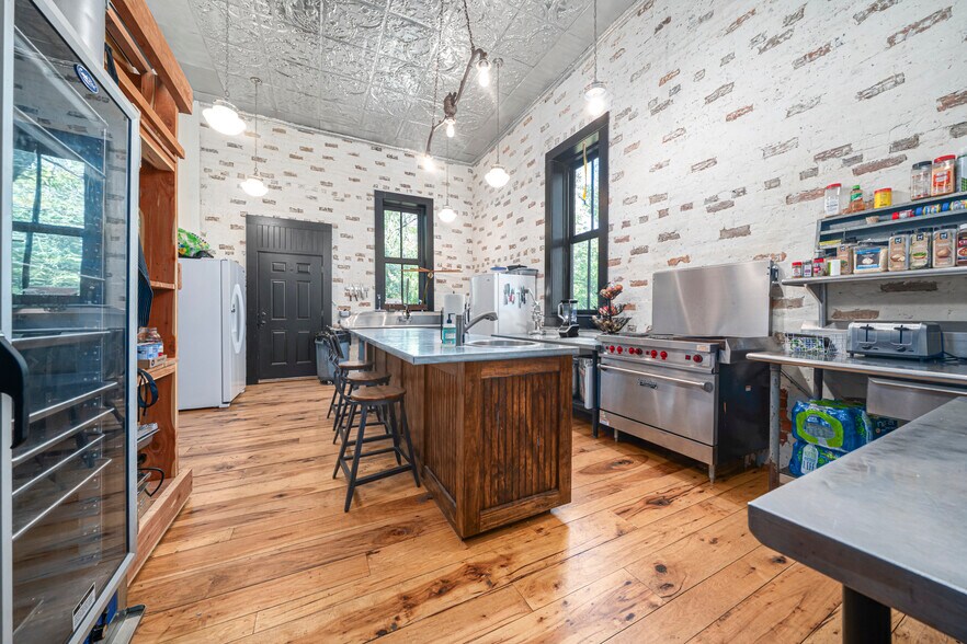More Photos Of 411 E Front Ave, Chester Hospitality For Sale