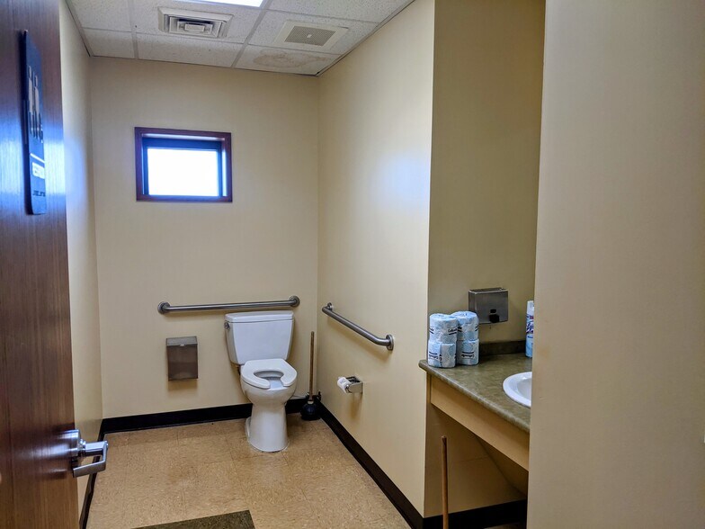 More Photos Of 1919 Fitz Ln, Nixa Drugstore For Lease