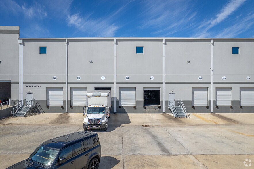 More Photos Of 4670 S Sam Houston Pky W, Houston Warehouse For Lease