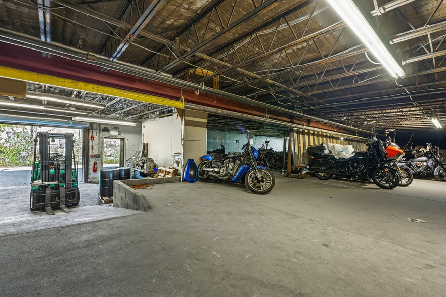 More Photos Of 8 Industrial Ln, New Rochelle Auto Dealership For Lease
