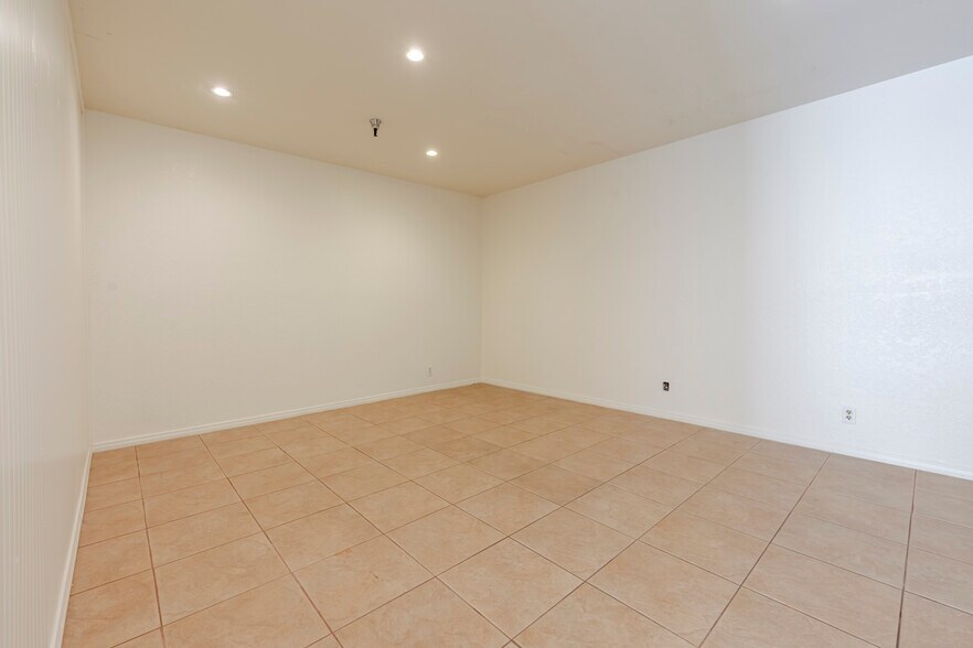 More Photos Of 7561 Center Ave, Huntington Beach Storefront For Lease