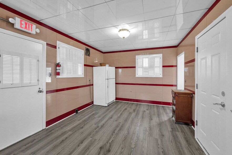 More Photos Of 29016 Ford Rd, Garden City Office For Sale