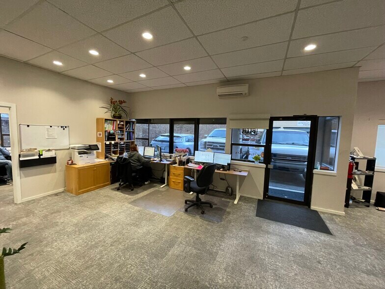 More Photos Of 13222-13228 SE 30th St, Bellevue Showroom For Lease