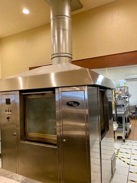 More Photos Of 239 Main St, Shelby Bar For Sale