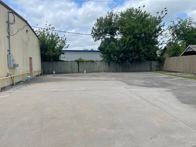 More Photos Of 461 W Gulf Bank Rd, Houston General Retail For Lease