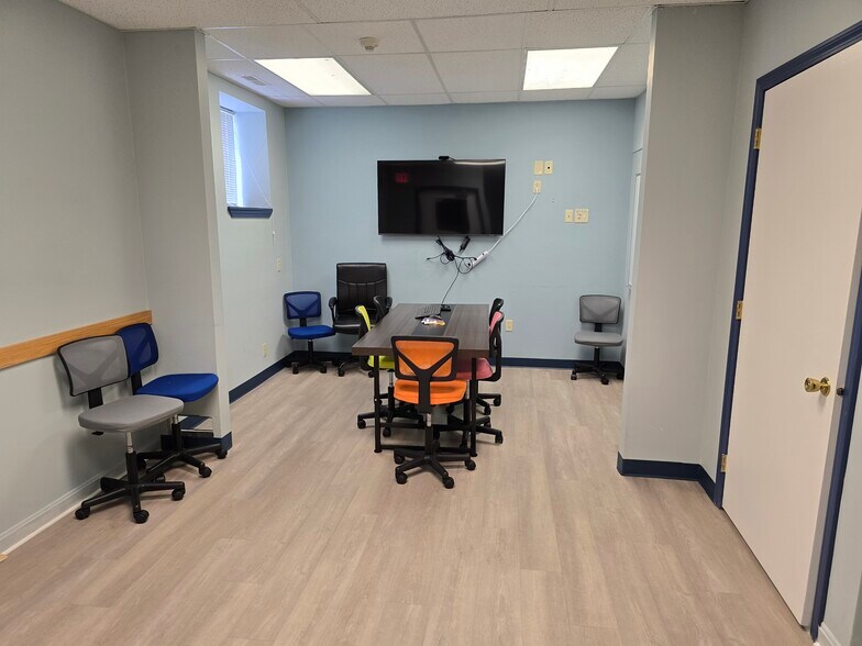 More Photos Of 41 Main St, Florence Loft Creative Space For Lease