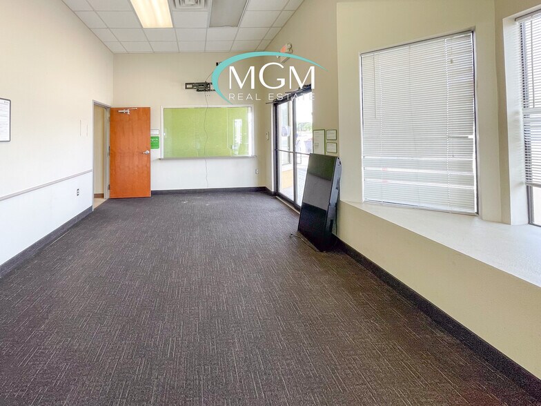 More Photos Of 1652 E Houston St, Beeville Healthcare For Lease