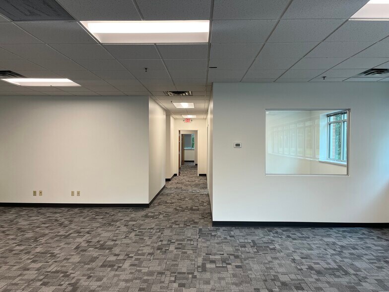 More Photos Of 1010 Aldrin Dr, Eagan Warehouse For Lease