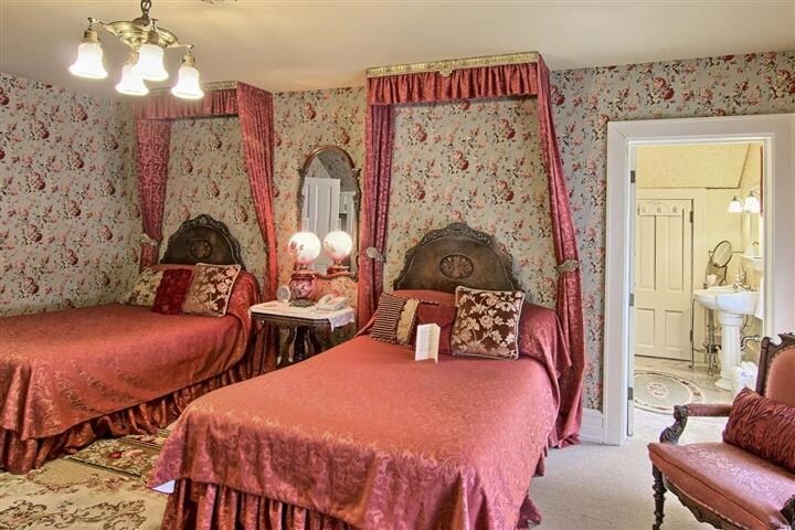 More Photos Of 230 Wellington St, Traverse City Hospitality For Sale