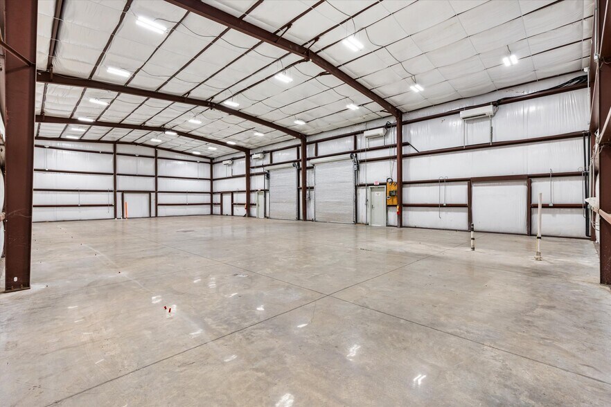 More Photos Of 1818 Greenleaf Ln, Leesburg Warehouse For Lease