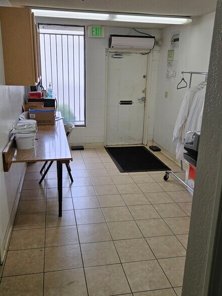 More Photos Of 19521 Business Center Dr, Northridge Warehouse For Lease