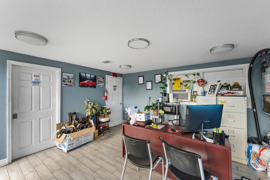 More Photos Of 5712 15th St, Bradenton Auto Dealership For Sale