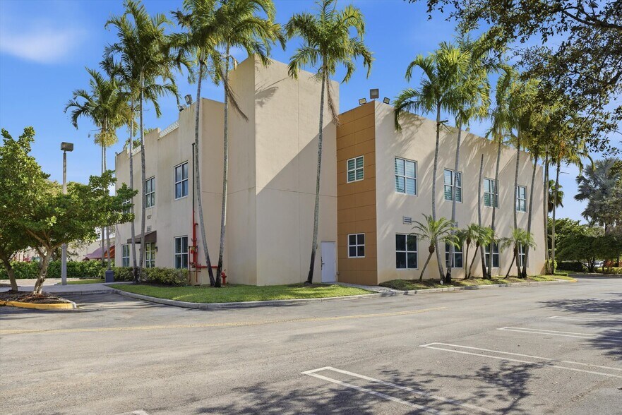 More Photos Of 8527 Pines Blvd, Pembroke Pines Office For Sale