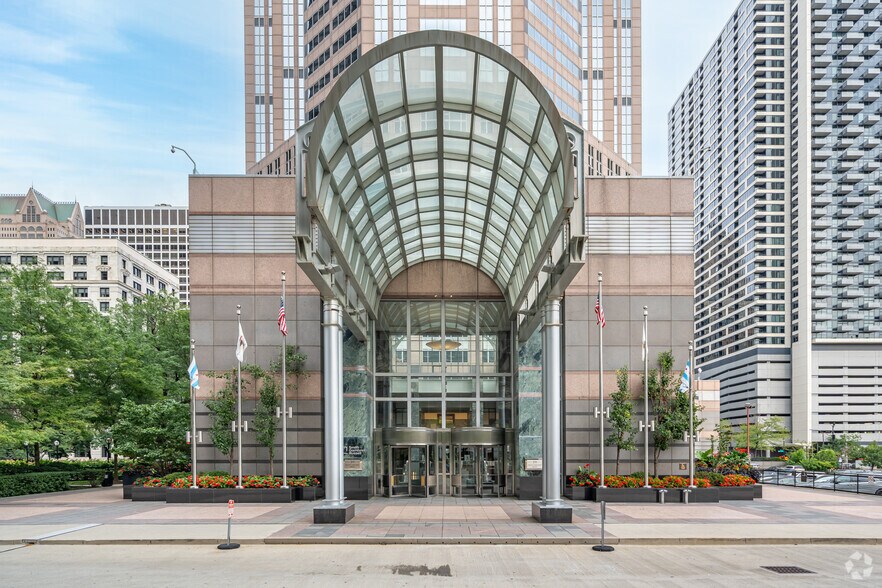 More Photos Of 311 S Wacker Dr, Chicago Office For Lease